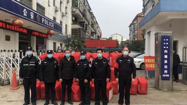 警民鱼水情 致谢抗疫路上的暖心助力