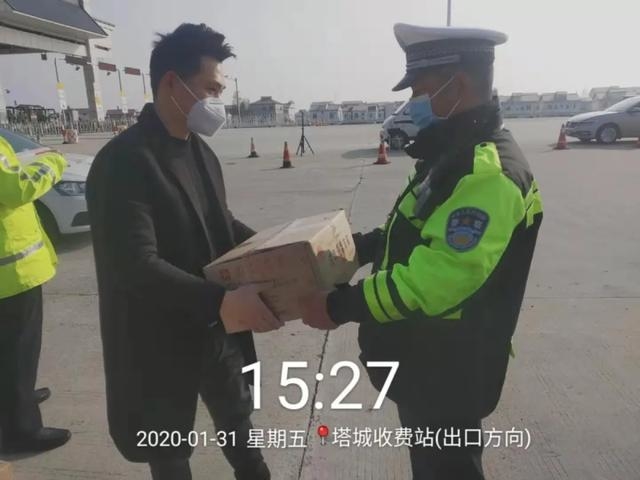 警民鱼水情 致谢抗疫路上的暖心助力