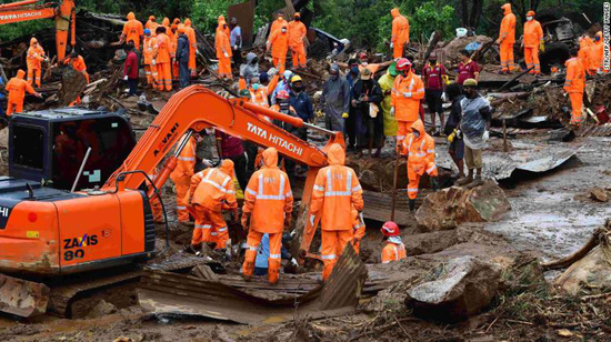 8月8日，救援队在伊都县一处山洪爆发地搜寻失踪人员。