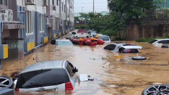 近日，韩国中部城市大田受大暴雨侵袭，众多住所和商业场所被淹没。