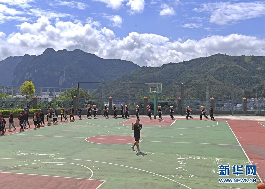 （体育·图文互动）（3）“把运动快乐带给山里的孩子们”——一名山区小学体育老师的心声