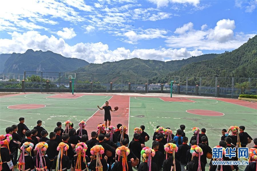 （体育·图文互动）（1）“把运动快乐带给山里的孩子们”——一名山区小学体育老师的心声