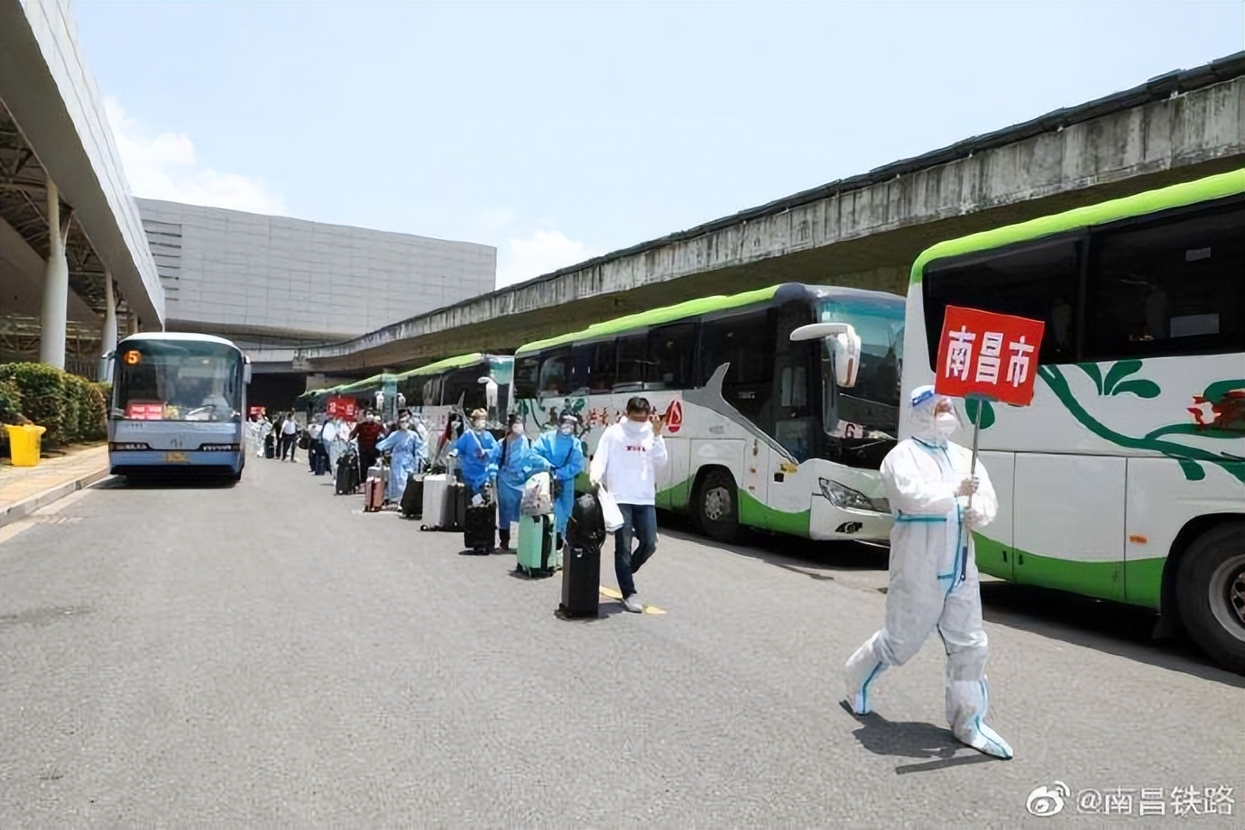 网友纷纷点赞！上海返赣高铁陆续开行，旅客有序分流