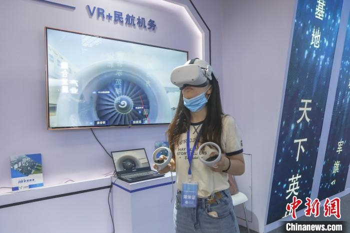 图为南昌馆内，一位媒体记者在体验VR 民航机务教学系统。　刘力鑫 摄